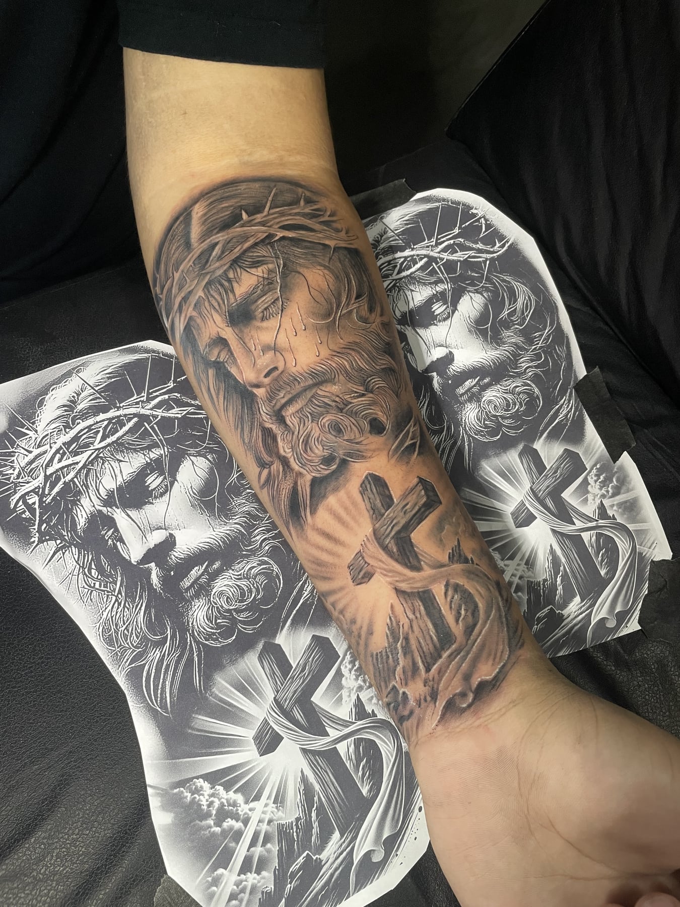 Tatuagem religiosa em realismo no braço