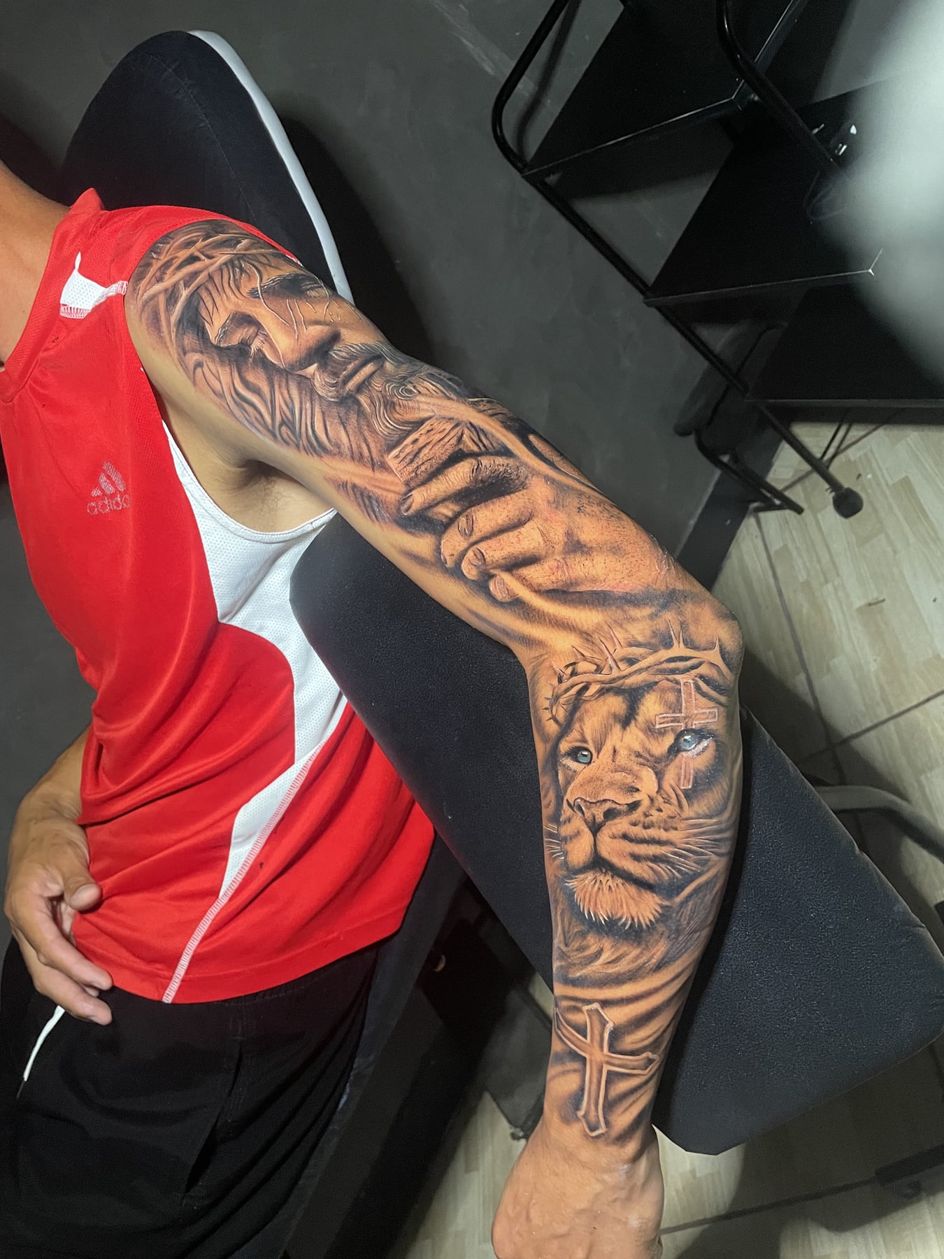Fechamento em realismo no braço feito pelo Queiroz Tattoo Studio