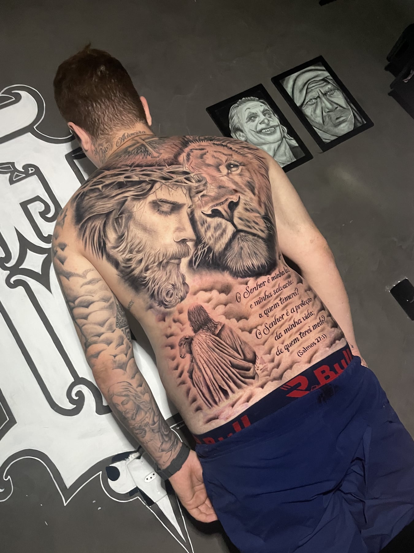 Tatuagem realista nas costas feita pelo Queiroz Tattoo Studio