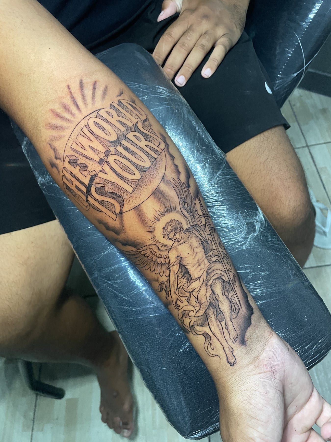 Tatuagem com sombreado e detalhes
